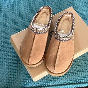 New in box UGG Tasmin Chesnut, Size 7